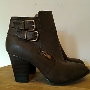 Zipper heel booties